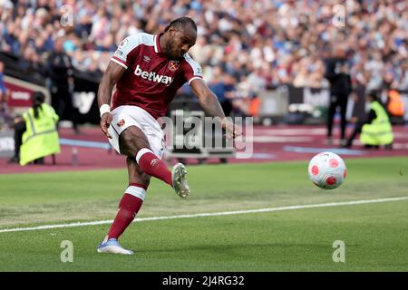 Stade de Londres, Londres, Royaume-Uni. 17th avril 2022. Premier League football West Ham versus Burnley; Michail Antonio de West Ham United traverse le ballon Credit: Action plus Sports/Alamy Live News Banque D'Images