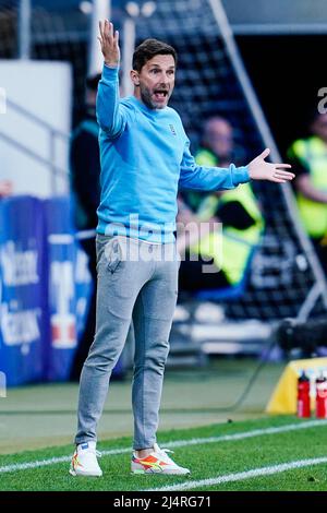 Sinsheim, Allemagne. 17th avril 2022. Football: Bundesliga, TSG 1899 Hoffenheim - SpVgg Greuther Fürth, 30. L'entraîneur de Fürth Stefan Leitl gestes. Crédit : Uwe Anspach/dpa - REMARQUE IMPORTANTE : Conformément aux exigences de la DFL Deutsche Fußball Liga et de la DFB Deutscher Fußball-Bund, il est interdit d'utiliser ou d'avoir utilisé des photos prises dans le stade et/ou du match sous forme de séquences et/ou de séries de photos de type vidéo./dpa/Alay Live News Banque D'Images