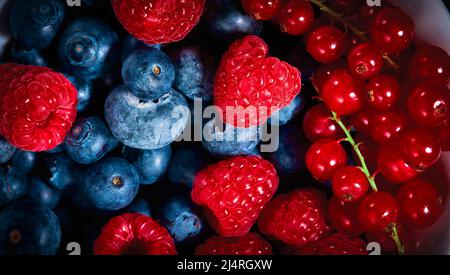 Gros plan sur un assortiment de baies fraîches colorées. Source naturelle de vitamines. Fond de fruit plein format. Banque D'Images