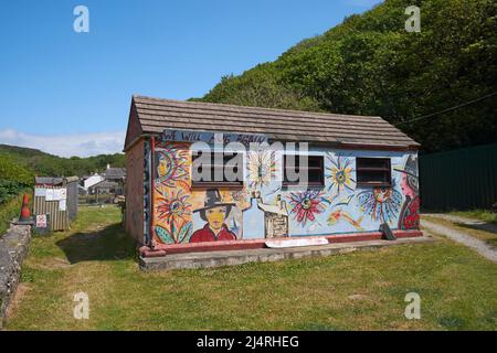Une murale peinte sur un bâtiment extérieur pendant la pandémie de Covid. Solva, Pembrokeshire, pays de Galles, Royaume-Uni. Banque D'Images