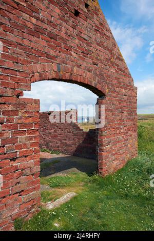 Carrière de derelict sur le toit de la falaise au-dessus du port de Porthgain, Pembrokeshire, pays de Galles, Royaume-Uni. Banque D'Images