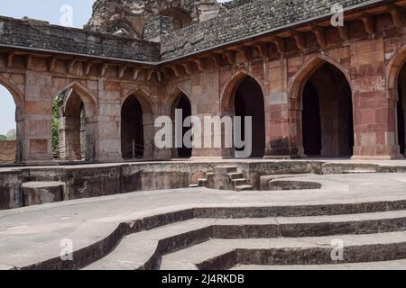 Mandu Palace, ancienne ville de fort construit il y a des années dans le Madhya Pradesh, visitant le lieu touristique un site du patrimoine. Le tourisme de MadyaPradesh ou MPT, murs anciens Banque D'Images