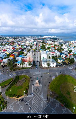 Belle image cinématographique aérienne de Reykjavik, capitale de l'Islandais, de la cathédrale et de la belle ville Banque D'Images