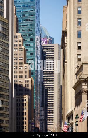 Vue vers le nord sur Broadway depuis Midtown, New York, NY, États-Unis. Banque D'Images