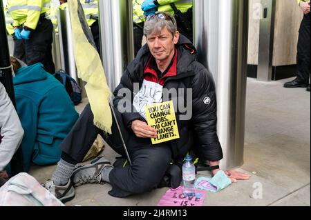 Londres, Royaume-Uni. 13 avril 2022. Extinction les partisans de la rébellion protestent devant le siège de Shell à Londres. Les manifestants se sont collés tout autour du bâtiment Banque D'Images