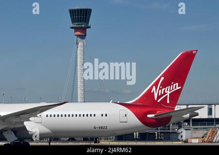 Londres, Angleterre - avril 2022 : avion Boeing de Virgin Atlantic Airways (enregistrement G-VBZZ) à l'aérogare. Banque D'Images