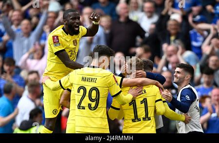 Londres, Royaume-Uni. 16th avril 2022. Le marqueur du but de Chelsea 2nd est entouré de ses copains d'équipe et Antonio Rudiger (Chelsea) plonge au sommet lors du match semi final de la FA Cup entre Chelsea et Crystal Palace au stade Wembley, le 17th 2022 avril à Londres, en Angleterre. (Photo de Garry Bowden/phcimages.com) crédit: Images de la SSP/Alamy Live News Banque D'Images