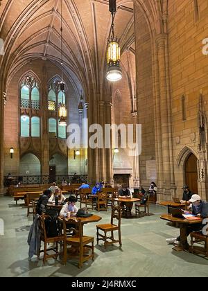 Vestibule de l'Université de Pittsburgh, fondée en 1787. Prise de vue dans des conditions d'éclairage médiocres avec des valeurs ISO élevées. 24 mars 2022, Pitts Banque D'Images