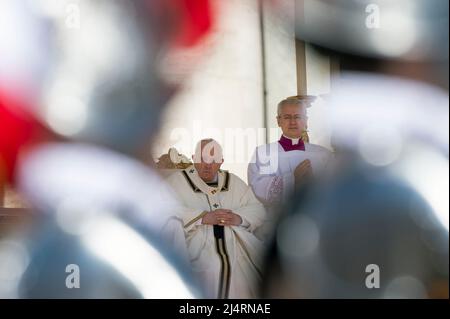 Vatican, Vatican. 17th avril 2022. Italie, Rome, Vatican, 2022/04/17 le pape François pendant la messe de Pâques et la bénédiction d'Urbi et Orbi sur la place Saint-Pierre au Vatican. Alessia Giuliani/Catholic Press photo LIMITÉE À L'USAGE ÉDITORIAL - PAS DE MARKETING - PAS DE CAMPAGNES PUBLICITAIRES. Crédit : Agence photo indépendante/Alamy Live News Banque D'Images