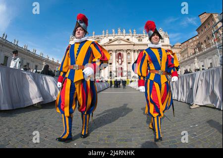 Vatican, Vatican. 17th avril 2022. Italie, Rome, Vatican, 2022/04/17 le pape François pendant la messe de Pâques et la bénédiction d'Urbi et Orbi sur la place Saint-Pierre au Vatican. Alessia Giuliani/Catholic Press photo LIMITÉE À L'USAGE ÉDITORIAL - PAS DE MARKETING - PAS DE CAMPAGNES PUBLICITAIRES. Crédit : Agence photo indépendante/Alamy Live News Banque D'Images