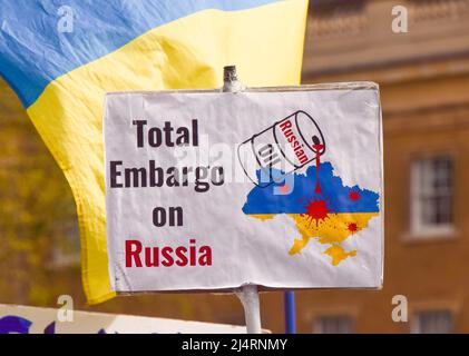 Londres, Angleterre, Royaume-Uni. 17th avril 2022. Un écriteau indique « embargo total sur la Russie ». Les manifestants se sont rassemblés devant Downing Street en solidarité avec l'Ukraine, alors que la Russie poursuit sa guerre. (Image de crédit : © Vuk Valcic/ZUMA Press Wire) Banque D'Images