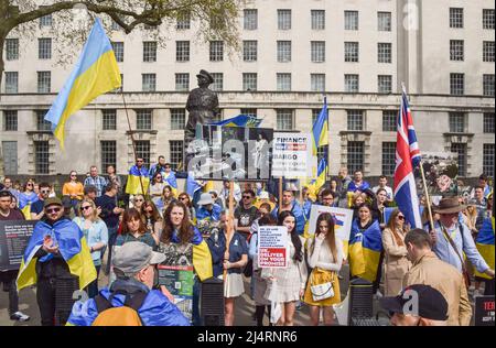 Londres, Angleterre, Royaume-Uni. 17th avril 2022. Les manifestants se sont rassemblés devant Downing Street en solidarité avec l'Ukraine, alors que la Russie poursuit sa guerre. (Image de crédit : © Vuk Valcic/ZUMA Press Wire) Banque D'Images