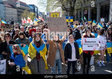 16.04.2022, Berlin, Allemagne, Europe - des manifestants protestent lors du rassemblement de fin lors de la marche alternative de Pâques pour une véritable paix en Ukraine. Banque D'Images