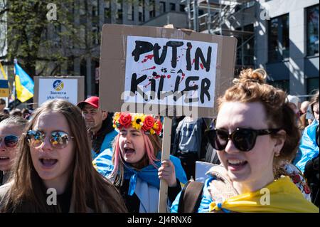16.04.2022, Berlin, Allemagne, Europe - des manifestants protestent lors du rassemblement de fin lors de la marche alternative de Pâques pour une véritable paix en Ukraine. Banque D'Images