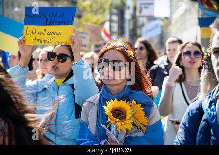 16.04.2022, Berlin, Allemagne, Europe - des manifestants protestent lors du rassemblement de fin lors de la marche alternative de Pâques pour une véritable paix en Ukraine. Banque D'Images