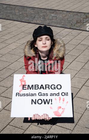 16.04.2022, Berlin, Allemagne, Europe - une jeune femme tient un signe de protestation et présente à la manifestation de « la « arche pour la vraie paix en Ukraine » pour l'embargo sur le pétrole. Banque D'Images