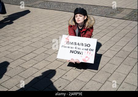16.04.2022, Berlin, Allemagne, Europe - une jeune femme tient un signe de protestation et présente à la manifestation de « la « arche pour la vraie paix en Ukraine » pour l'embargo sur le pétrole. Banque D'Images