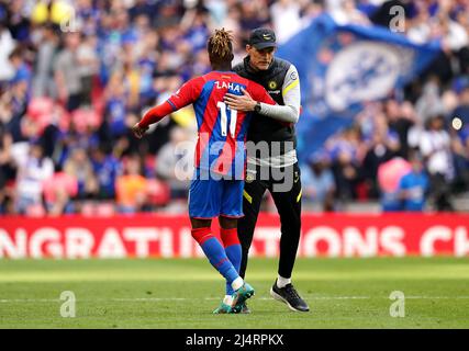 Wilfried Zaha (à gauche) du Crystal Palace se serre les mains avec Thomas Tuchel, le directeur de Chelsea, après le coup de sifflet final du match de demi-finale de la coupe Emirates FA au stade Wembley, Londres. Date de la photo: Dimanche 17 avril 2022. Banque D'Images