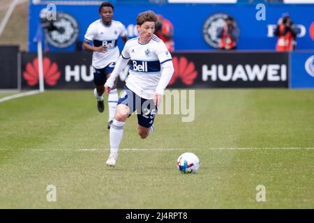 Montréal, Québec. 16th avril 2022. Ryan Gauld (25), milieu de terrain des Whitecaps de Vancouver, court avec le ballon pendant le match de la MLS entre les Whitecaps de Vancouver et les CF de Montréal qui a eu lieu au stade Saputo à Montréal (Québec). Daniel Lea/CSM/Alamy Live News Banque D'Images