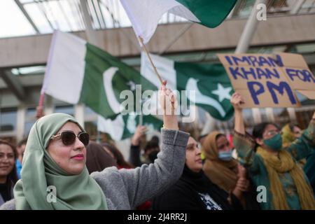 Edinburgh, Écosse, Royaume-Uni avril 17 2022. Des centaines de personnes se réunissent au Parlement écossais pour manifester leur soutien à l’ancien Premier ministre pakistanais Imran Khan. Credit sst/alay Live News Banque D'Images