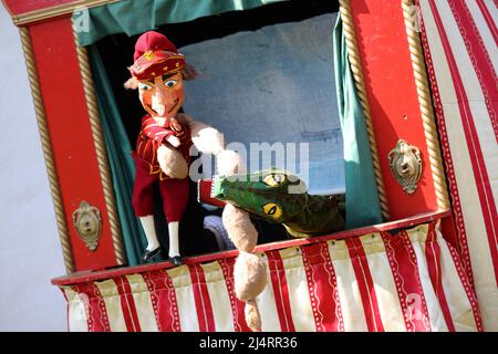 Un spectacle de Punch and Judy en photo se déroule au musée Weald & Downland de Singleton, Chichester, West Sussex, Royaume-Uni. Banque D'Images