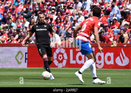 Grenade, Espagne. 17th avril 2022. Francisco Javier Hidalgo, connu sous le nom de son of UD Levante, conduit le ballon contre German Sanchez lors du match de la Ligue entre Granada CF et UD Levante au stade Nuevo Los Carmenes, le 17 avril 2022 à Grenade, Espagne. (Photo de José M Baldomero/Pacific Press) crédit: Pacific Press Media production Corp./Alay Live News Banque D'Images