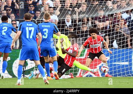 ROTTERDAM - (lr) Perr Schuurs d'Ajax (3), le gardien de but du PSV Eindhoven Yvon Mvogo, Andre Ramalho ou PSV Eindhoven lors du match final de la coupe KNVB du TOTO néerlandais entre PSV et AJAX au stade de Kuip le 17 avril 2022 à Rotterdam, aux pays-Bas. ANP OLAF KRAAK Banque D'Images