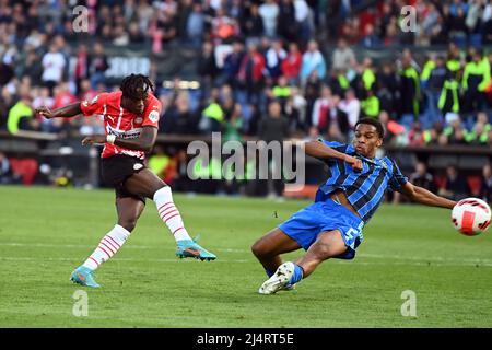 ROTTERDAM - (lr) Bruma de PSV Eindhoven, Jurrien Timber d'Ajax lors du match final de la coupe KNVB du TOTO néerlandais entre PSV et AJAX au stade de Kuip le 17 avril 2022 à Rotterdam, pays-Bas. ANP OLAF KRAAK Banque D'Images