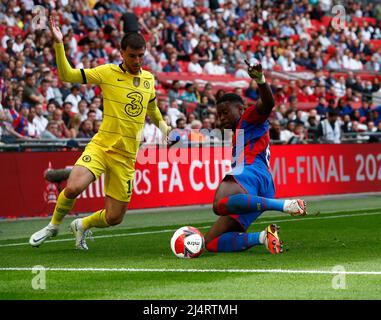 Londres, Royaume-Uni. 17th avril 2022. LONDRES, ANGLETERRE - 17 AVRIL : Marc Guehi du Crystal Palace et Mason Mountduring de Chelsea, demi-finale de la coupe FA entre Crystal Palace et Chelsea au stade Wembley, Londres, Royaume-Uni 17th avril, 2022 crédit : action Foto Sport/Alay Live News Banque D'Images