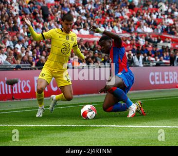 Londres, Royaume-Uni. 17th avril 2022. LONDRES, ANGLETERRE - 17 AVRIL : Marc Guehi du Crystal Palace et Mason Mountduring de Chelsea, demi-finale de la coupe FA entre Crystal Palace et Chelsea au stade Wembley, Londres, Royaume-Uni 17th avril, 2022 crédit : action Foto Sport/Alay Live News Banque D'Images