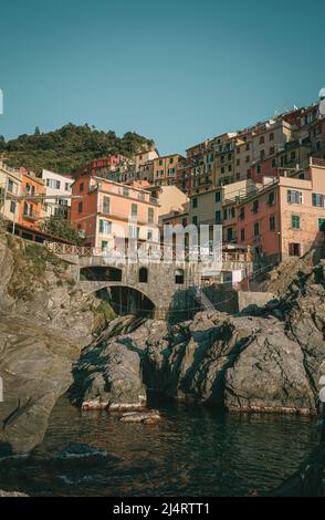 La belle ville de Manarola, Cinque Terre, Italie Banque D'Images