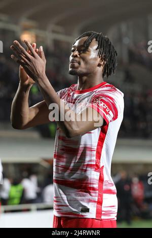 Bergame, Italie. 14th avril 2022. Italie, Bergame, avril 14 2022: Mohamed Simakan (défenseur de Leipzig) célèbre la victoire à la fin du match de football ATALANTA vs LEIPZIG, Europe League 2021-2022 QF 2leg Gewiss Stadium (Credit image: © Fabrizio Andrea Bertani/Pacific Press via ZUMA Press Wire) Banque D'Images