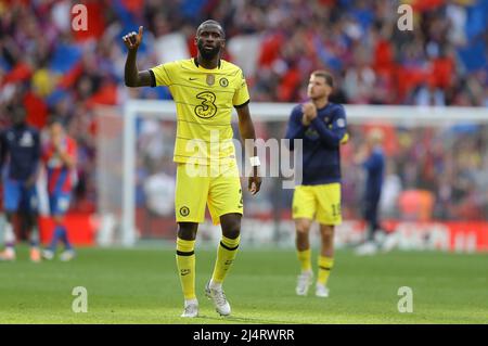 Londres, Royaume-Uni. 17th avril 2022. Antonio Rudiger de Chelsea célèbre devant les fans après le match de la coupe Emirates FA au stade Wembley, Londres. Le crédit photo devrait se lire: Paul Terry/Sportimage crédit: Sportimage/Alay Live News Banque D'Images