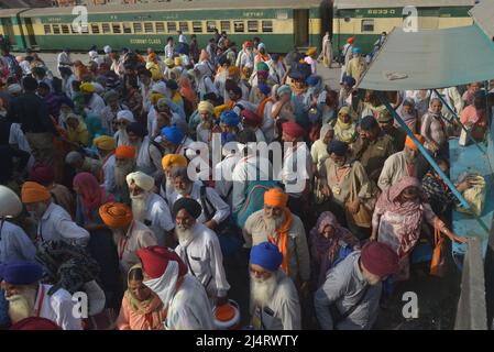 Lahore, Pakistan. 17th avril 2022. (4/17/2022) Indiens les fidèles sikhs arrivent à la gare de Lahore par train spécial après avoir assisté au festival Baisakhi à Hasan Abdal, Nankana Sahib. Plus de 2200 Yatrees sikhs sont arrivés à la frontière de Wahga depuis l'Inde pour célébrer le festival Baisakhi. Le nouvel an sikhs au sanctuaire sikhe de Gurudwara Panja Sahib et Nankana Sahib, le lieu de naissance du fondateur sikhe Guru Nanak Dev. (Photo de Rana Sajid Hussain/Pacific Press/Sipa USA) crédit: SIPA USA/Alay Live News Banque D'Images