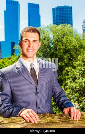 Portrait du jeune homme d'affaires. Portant officiellement un costume bleu, une cravate noire, un jeune homme professionnel est debout devant le quartier des affaires, sm Banque D'Images