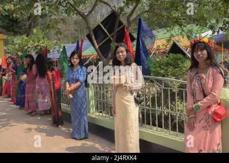 Bangladesh. 16th avril 2022. En thaï, ''transition'' signifie le changement. Sangrai signifie en fait dire Au revoir à la vieille année et accueillir la nouvelle année. Dans le même temps, la nouvelle saison de culture zoom dans les Chittagong Hill Tracts commence après Sangrai. Sangrai est principalement célébré par des festivals de l'eau. (Image de crédit : © Sumo Das/Pacific Press via ZUMA Press Wire) Banque D'Images