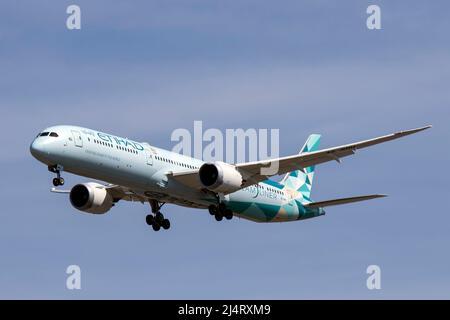 Etihad Airways Boeing 787 Dreamliner en projet Greenliner atterrissant à l'aéroport de Londres Heathrow le 15th avril 2022 Banque D'Images