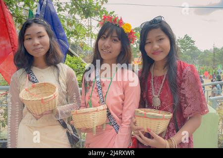 Bangladesh. 16th avril 2022. En thaï, ''transition'' signifie le changement. Sangrai signifie en fait dire Au revoir à la vieille année et accueillir la nouvelle année. Dans le même temps, la nouvelle saison de culture zoom dans les Chittagong Hill Tracts commence après Sangrai. Sangrai est principalement célébré par des festivals de l'eau. (Image de crédit : © Sumo Das/Pacific Press via ZUMA Press Wire) Banque D'Images