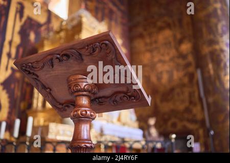 détail d'un lutrin en bois sculpté dans un autel d'église Banque D'Images