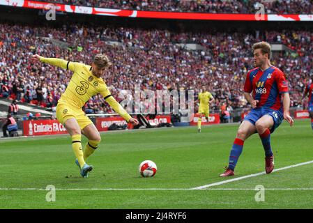 Londres, Royaume-Uni. 17th avril 2022. Le 17 avril 2022, Timo Werner de Chelsea traverse le ballon lors du match de demi-finale de la FA Cup entre Chelsea et Crystal Palace au stade Wembley, Londres, Angleterre. Photo de Ken Sparks. Utilisation éditoriale uniquement, licence requise pour une utilisation commerciale. Aucune utilisation dans les Paris, les jeux ou les publications d'un seul club/ligue/joueur. Crédit : UK Sports pics Ltd/Alay Live News Banque D'Images