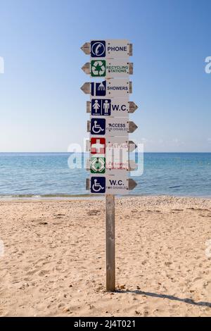 Panneau en bois sur la plage en Grèce avec des informations de direction Banque D'Images