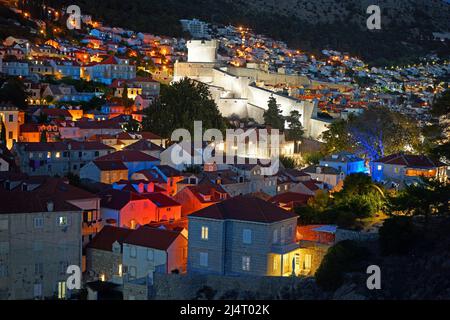 La vieille ville de Dubrovnik la nuit - vue sur la Tour Minčeta et les remparts de la vieille ville, Croatie Banque D'Images