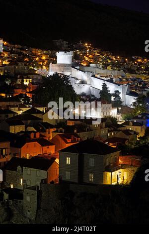 La vieille ville de Dubrovnik la nuit - vue sur la Tour Minčeta et les remparts de la vieille ville, Croatie Banque D'Images