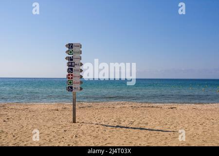 Panneau en bois sur la plage en Grèce avec des informations de direction Banque D'Images