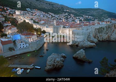Vue en soirée sur la vieille ville de Dubrovnik depuis fort Lovrijenac (forteresse du Saint-Laurent), Croatie Banque D'Images