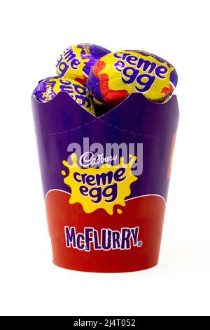 McDonalds Cadbury Creme Egg cup McFlurry rempli d'Œufs Cadbury Creme Banque D'Images