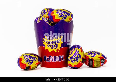 McDonalds Cadbury Creme Egg cup McFlurry rempli d'Œufs Cadbury Creme Banque D'Images