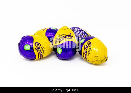 Œufs de caramel de Cadbury sur fond blanc Banque D'Images