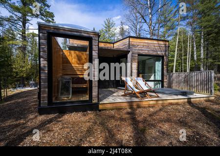 Chalet contemporain dans la forêt canadienne, pour se détendre après deux ans de pandémie Banque D'Images