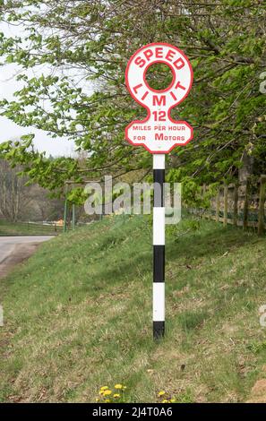 Un ancien panneau de limite de vitesse sur route limitant les moteurs à 12 km/h, au musée Beamish, dans le nord-est de l'Angleterre, au Royaume-Uni Banque D'Images